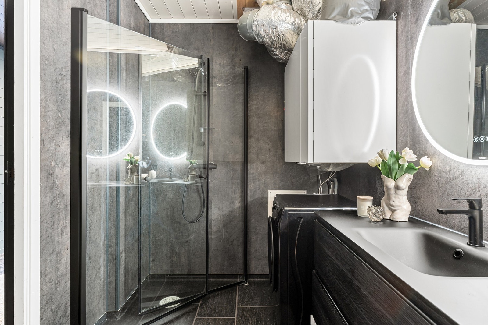 Badet i 1. etasje fremstår som funksjonelt og innbydende, med belegg på gulv og baderomsplater på veggene. Galleribilde