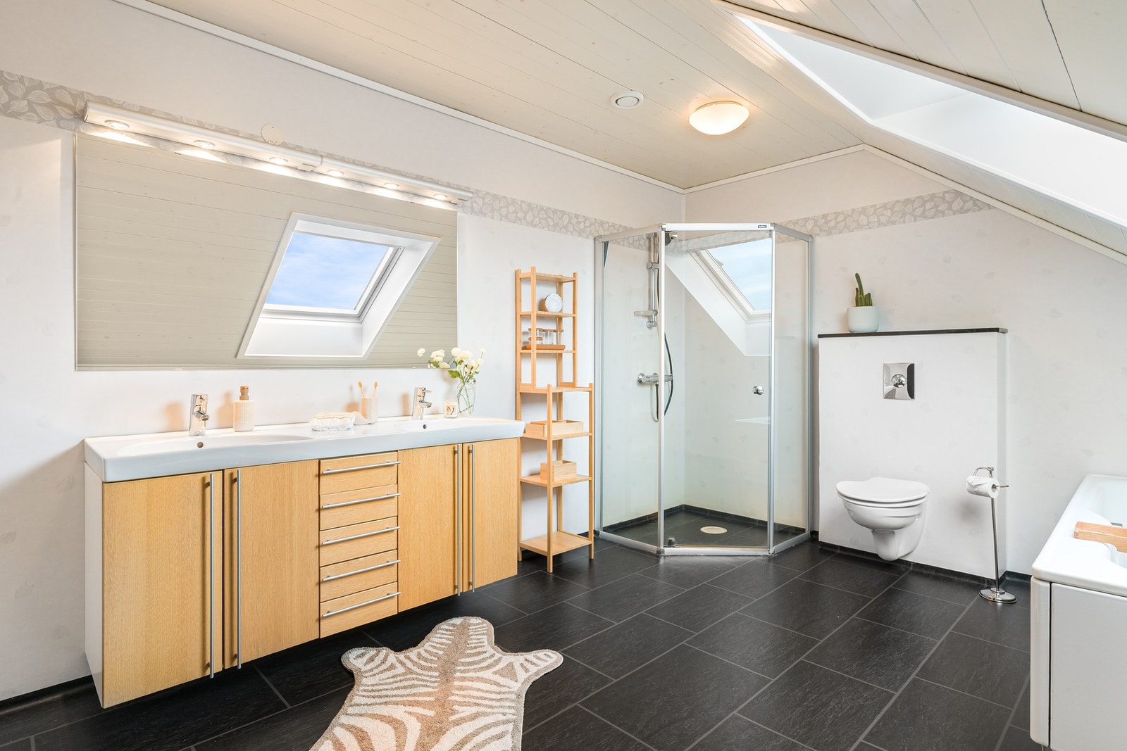 Badet på loftet har belegg på gulv og vegger. Galleribilde