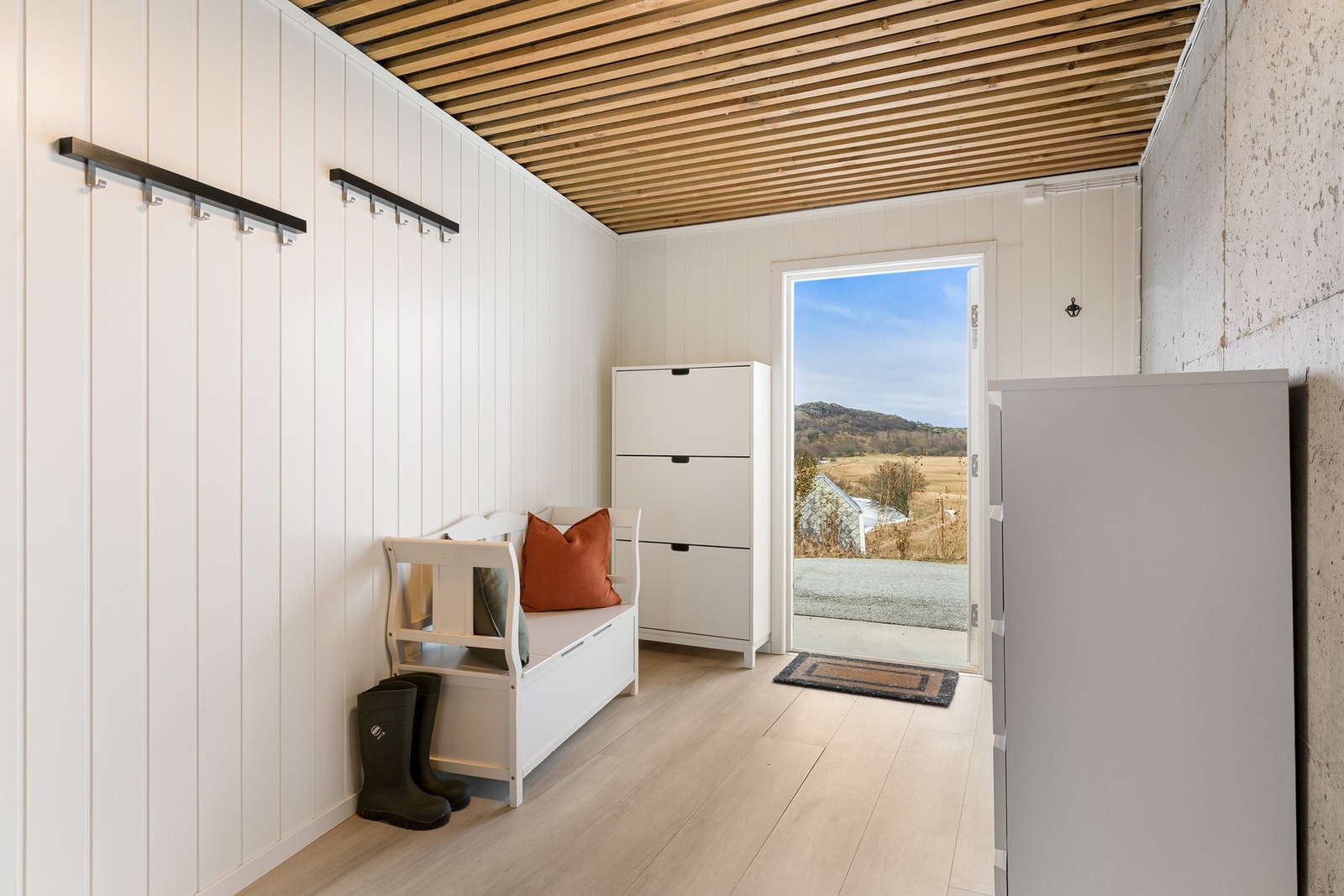 Området som i dag benyttes som entré i underetasjen, var opprinnelig en carport. Galleribilde