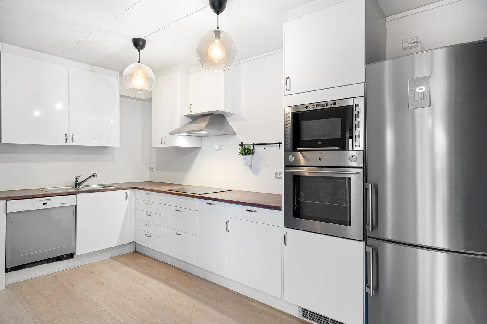 I rommet som er i tilknytning til stuen er innredet med kjøkken. På de originale tegningene er rommet angitt som en bod. Galleribilde