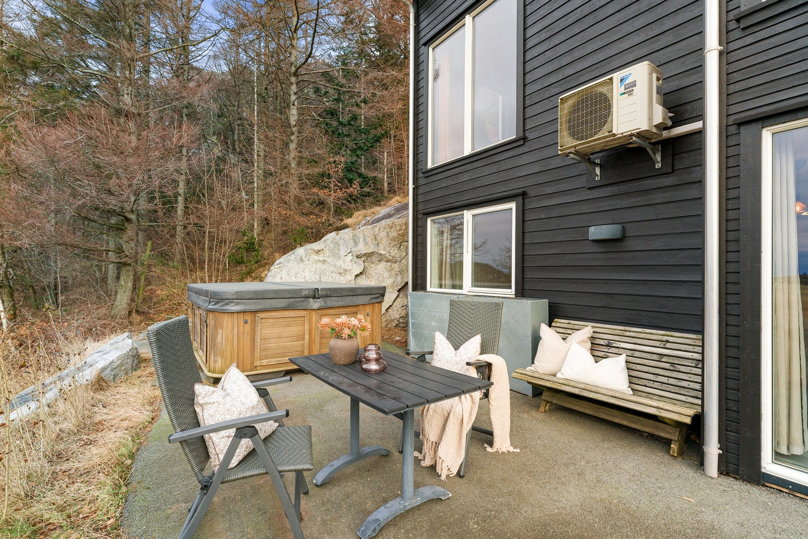 Tomten fremstår som velholdt og gjennomtenkt, godt tilrettelagt for både sosiale sammenkomster, rolige uteopphold og hverdagsliv. Galleribilde