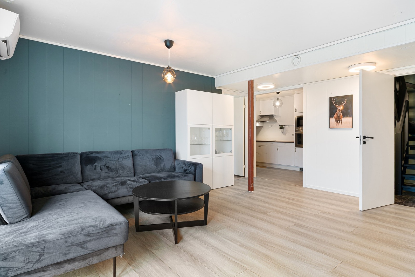 I underetasjen har boligen en romslig stue - et ekstra oppholdsrom som kommer godt med. Galleribilde