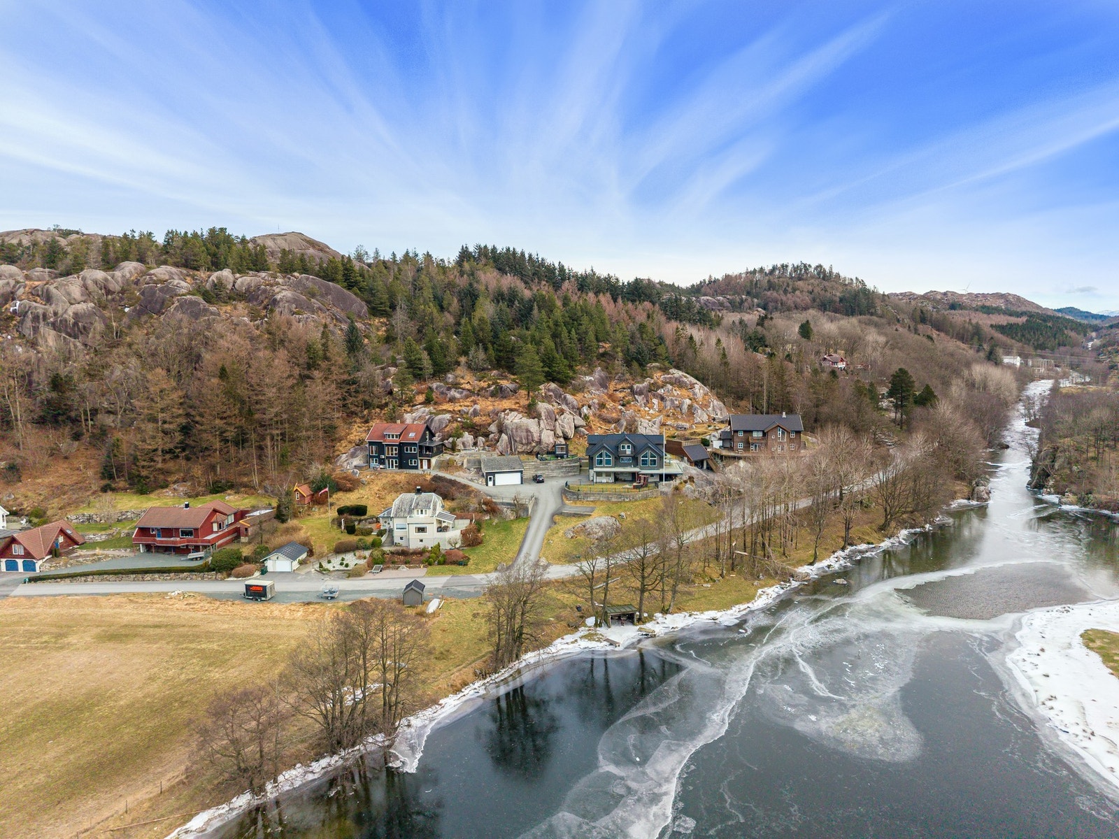 Her har du kort vei til flotte strender og nydelige turområder, samtidig som nærområdet har skole, barnehager og offentlig kommunikasjon. Galleribilde