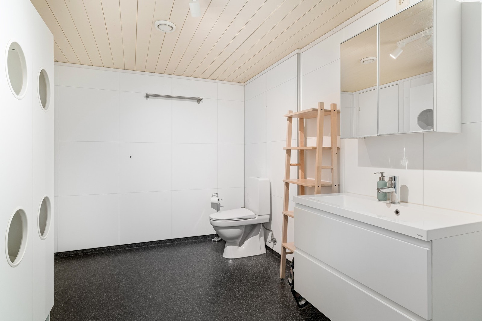Badet er utstyrt med innredning med nedfelt servant, dusjhjørne og toalett. Galleribilde
