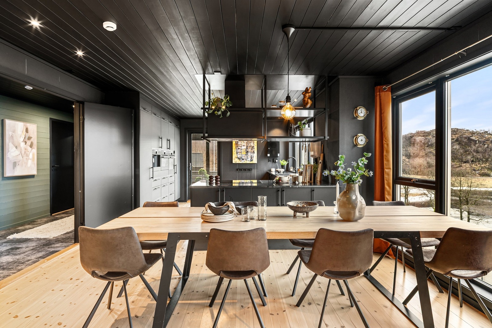 I forlengelse av kjøkkenet har man god plass til spisebord. Galleribilde