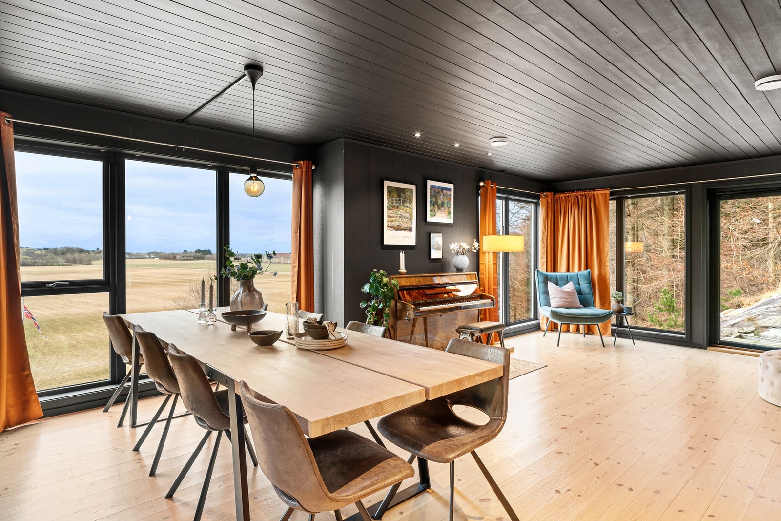 Det er god plass til å innrede med flere soner - med for eksempel en komfortabel sofagruppe med TV-seksjon, samt spisebord. Galleribilde