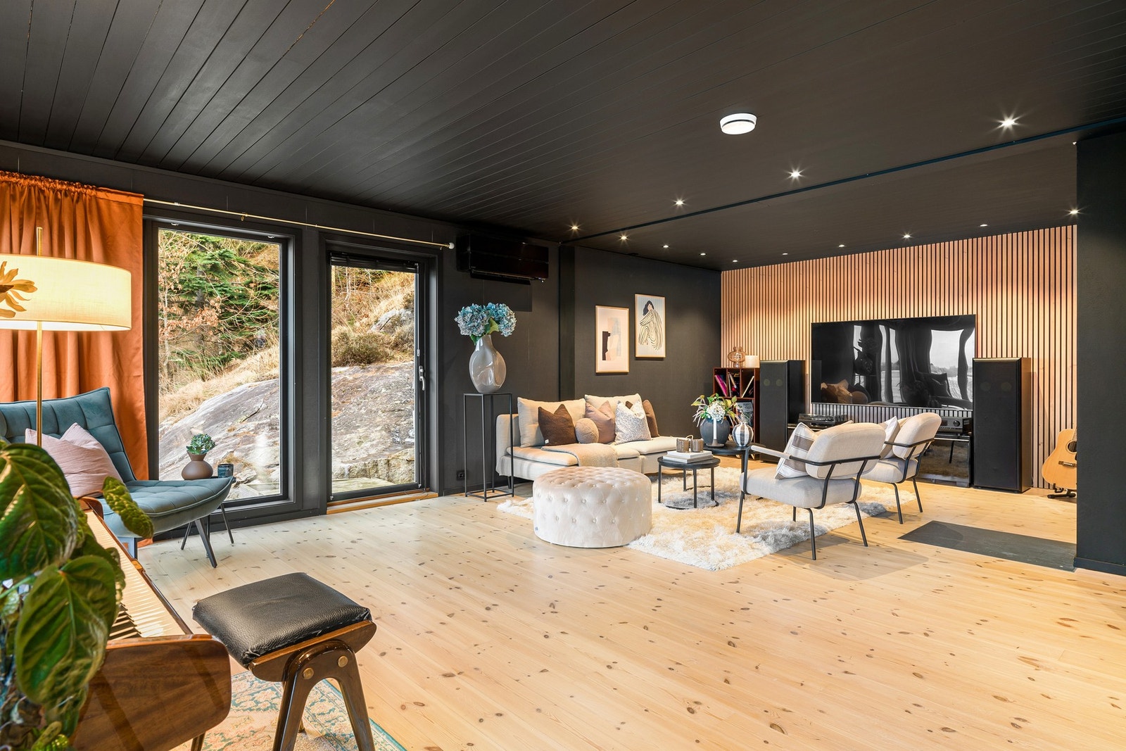 Stuen og kjøkkenet ligger i en åpen løsning. Galleribilde