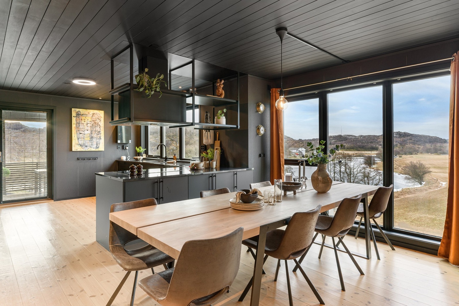 Boligen har et stilrent og funksjonelt kjøkken med moderne innredning. Galleribilde