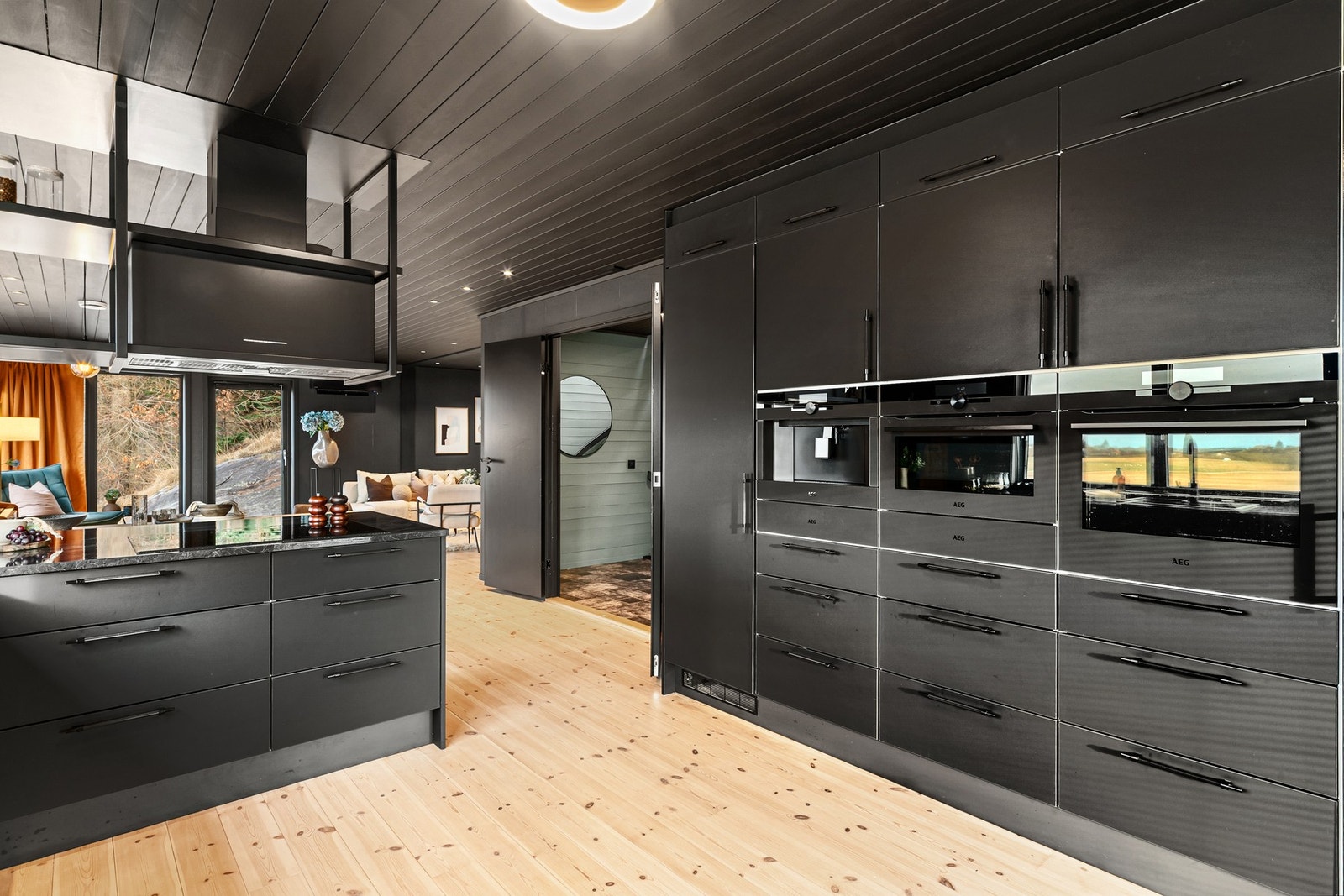 Kjøkkenet er utstyrt med integrerte hvitevarer som kjøleskap/frys, oppvaskmaskin, stekeovn , kaffemaskin og platetopp. Galleribilde