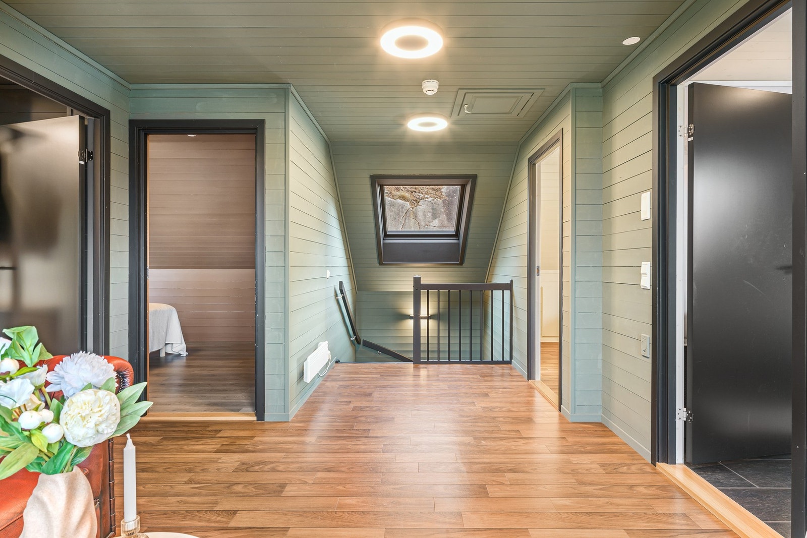 Fra gang i 1. etasje finner du trappen som tar deg opp til boligens loft. Galleribilde