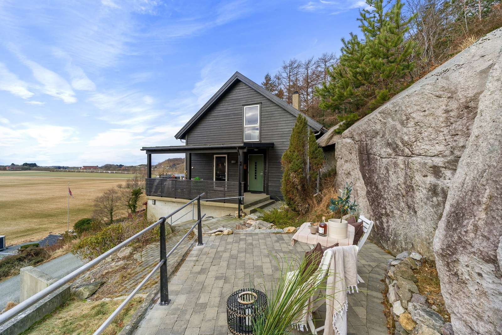 Boligens entré leder inn til boligens hovedetasje. Galleribilde