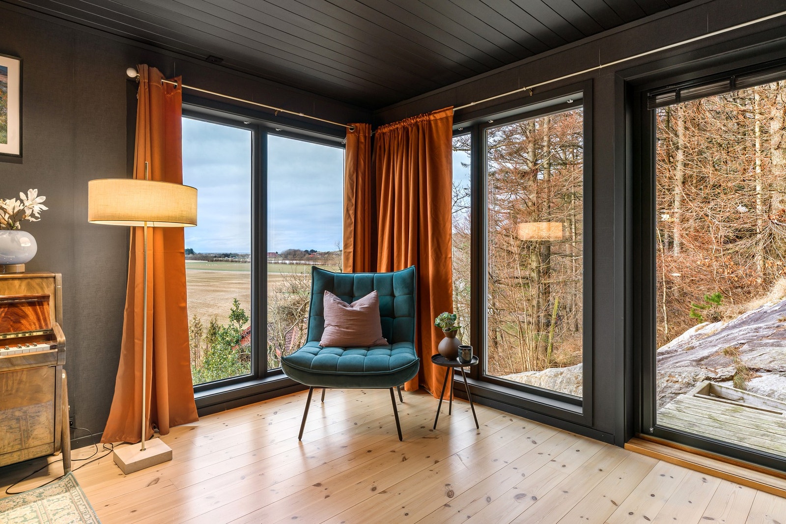 Store vindusflater er gjennomgående i rommet og gir meget godt lysinnslipp. Galleribilde