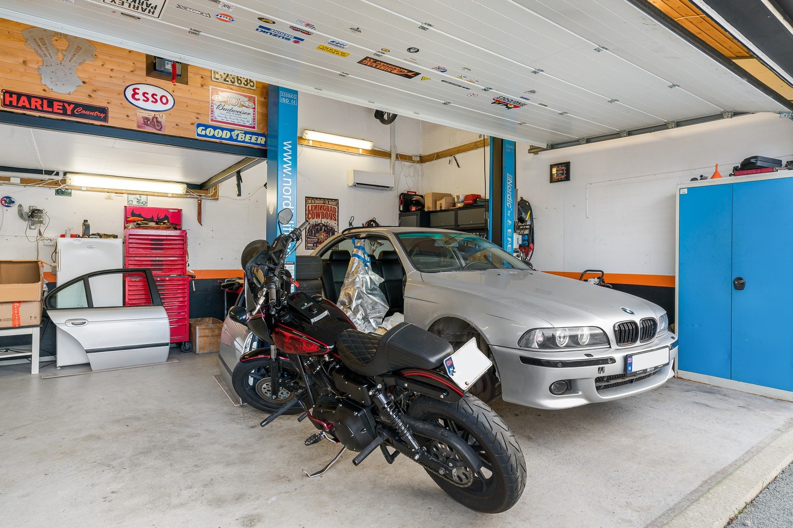 Parkering i garasje. Det foreligger ikke godkjente og byggemeldte tegninger i kommunens arkiver på garasjen. Galleribilde