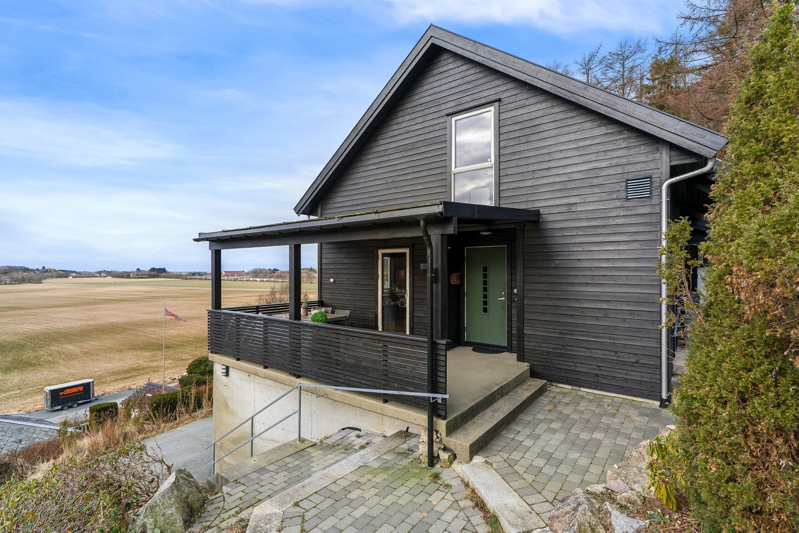 Inngangspartiet er overbygd og gir god beskyttelse mot vær og vind. Galleribilde