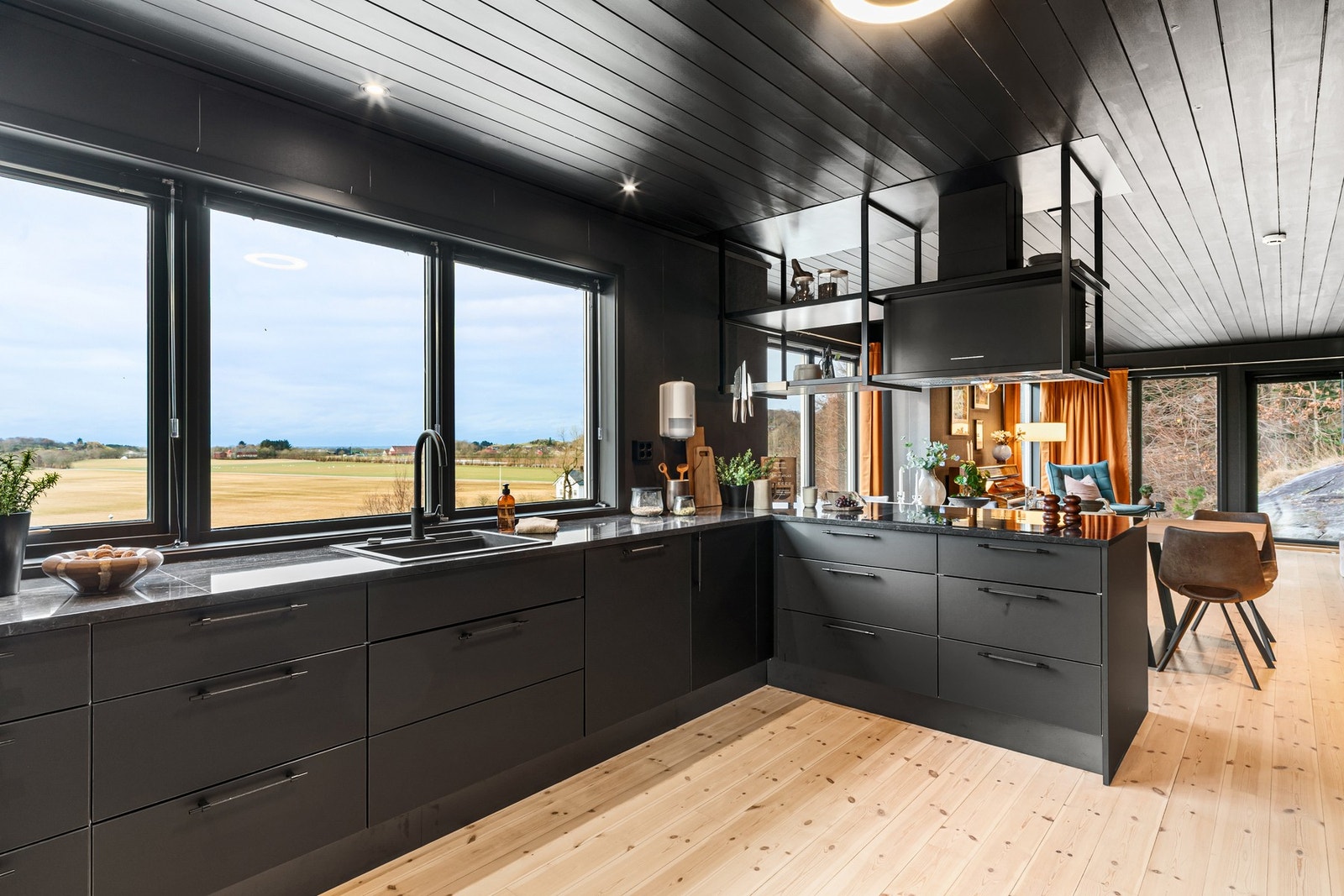 Her har man godt med både skap- og skuffeplass, samt romslige og funksjonelle arbeidsflater på benk. Galleribilde