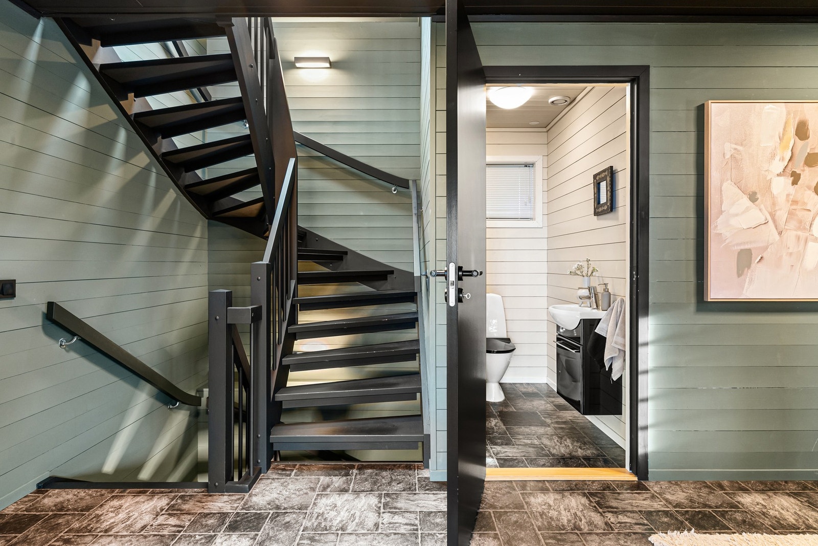 I 1. etasje har man et toalettrom. Rommet er utstyrt med toalett og servant. Galleribilde