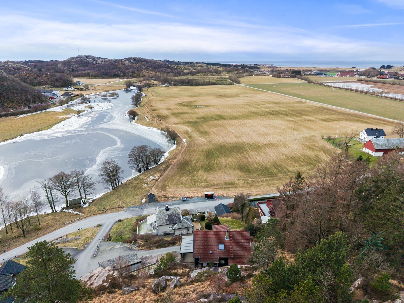 Fra eiendommen er det kort gangavstand til Ogna skule som har trinn fra 1. til 10. klasse. Galleribilde