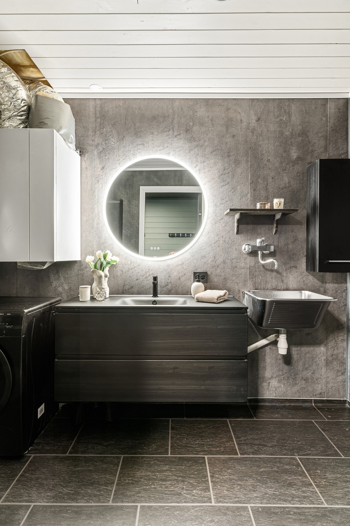 Rommet er utstyrt med baderomsinnredning med nedfelt servant, dusjhjørne og utslagsvask. Galleribilde