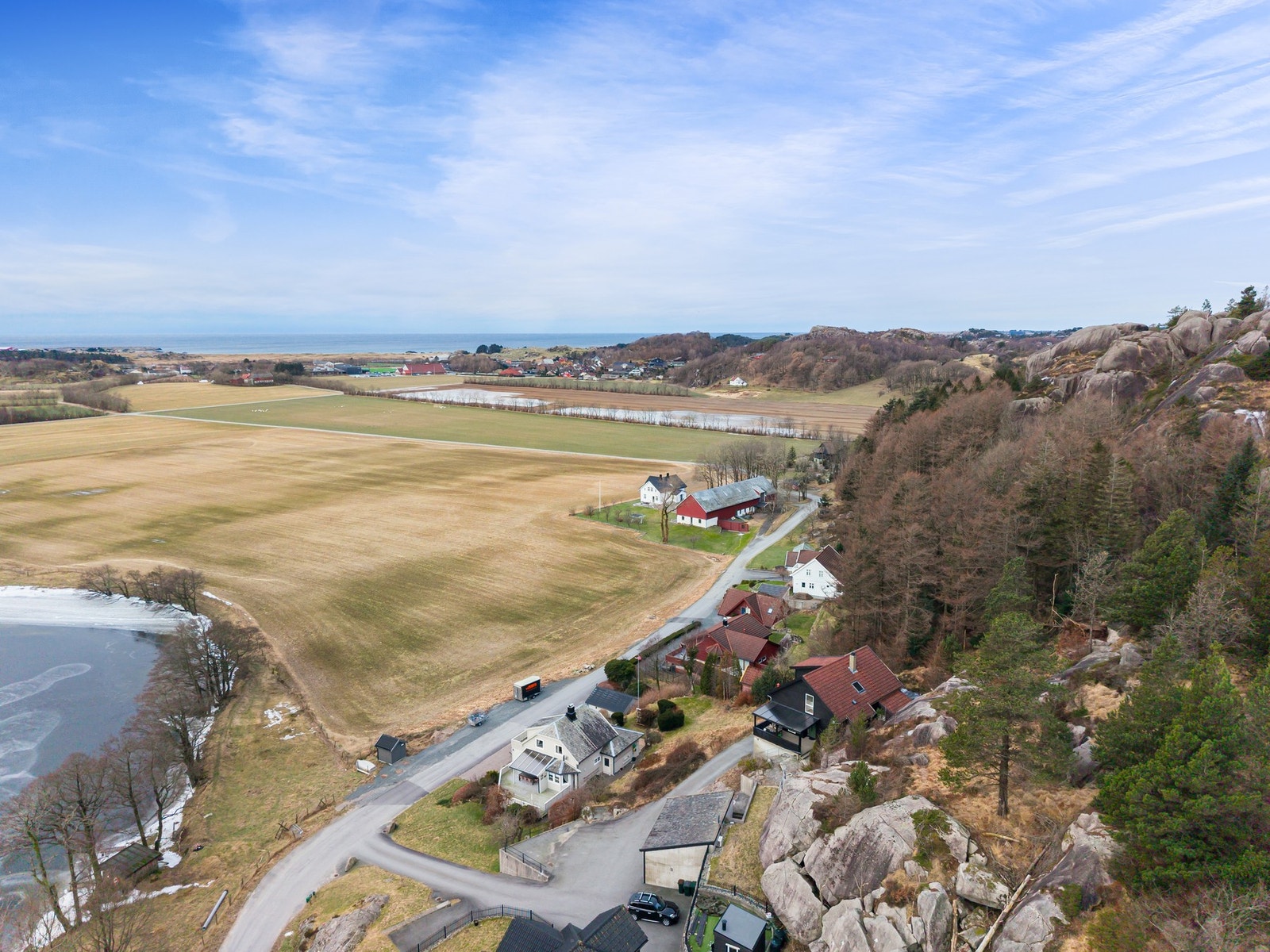 Ta gjerne turen til Ognastranden som ligger ca. 2,3 km unna. Her har du lang sandstrand omkranset av svaberg og knauser, og det er gode muligheter for surfing og kiting. Galleribilde