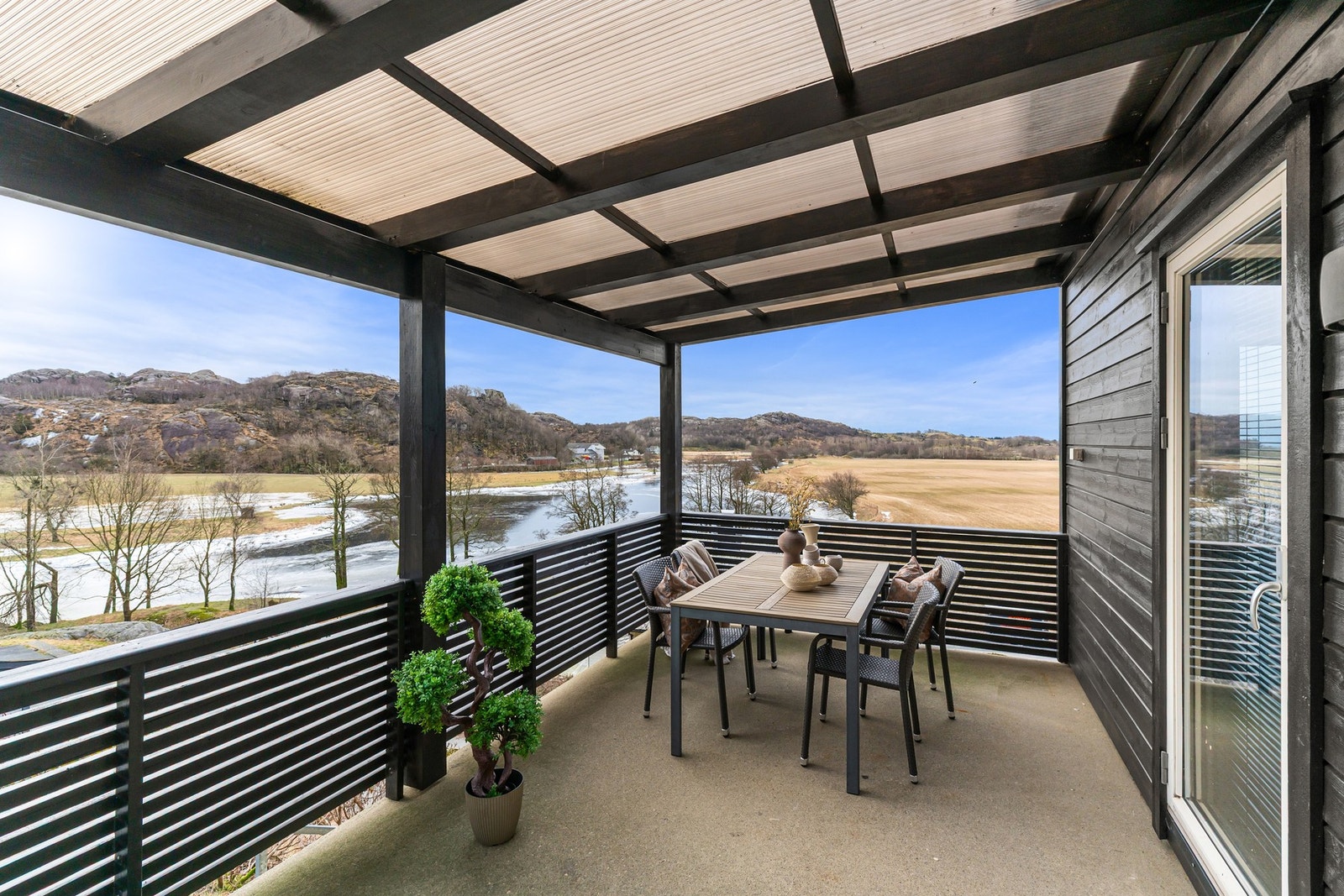 Fra kjøkkenet har man utgang til boligens uteområde. Galleribilde