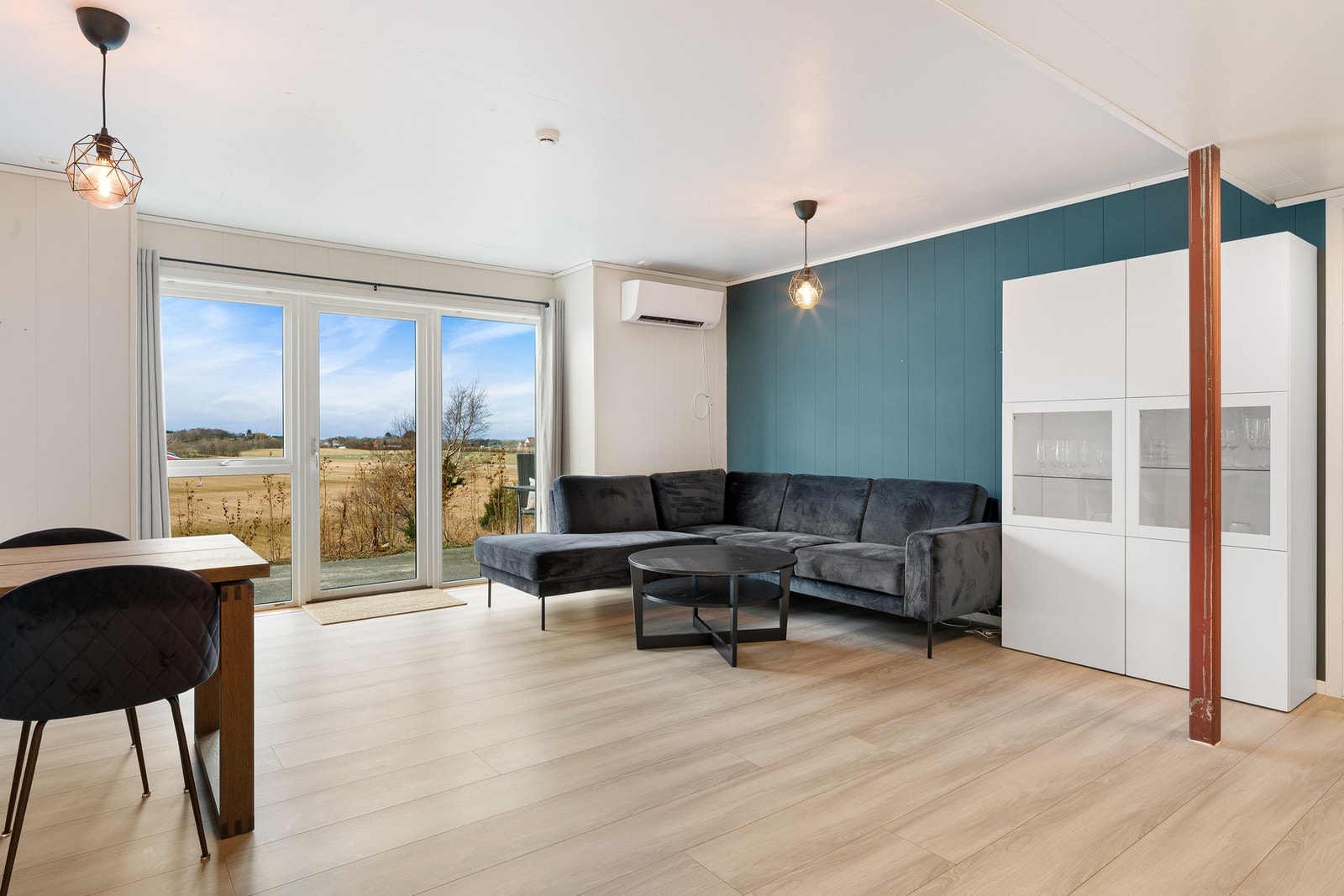 Her er det god plass til sofagruppe med tv-seksjon, samt spisebord. Galleribilde