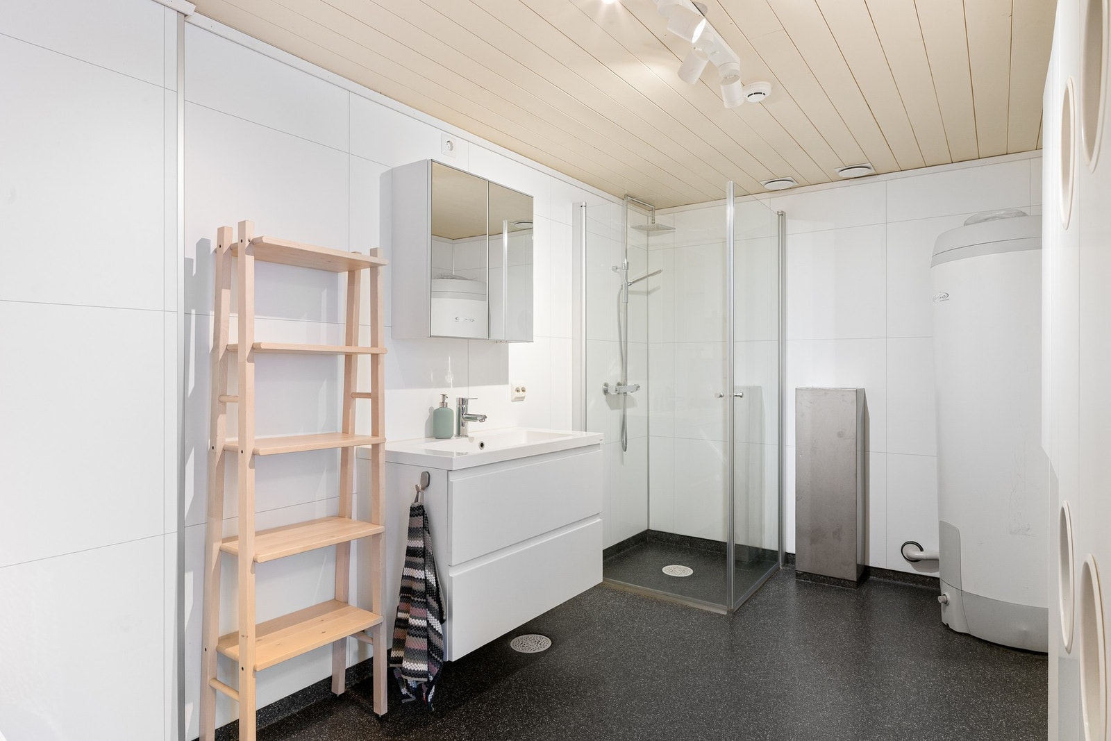 Badet i underetasjen har belegg på gulv og baderomsplater på vegger. Galleribilde