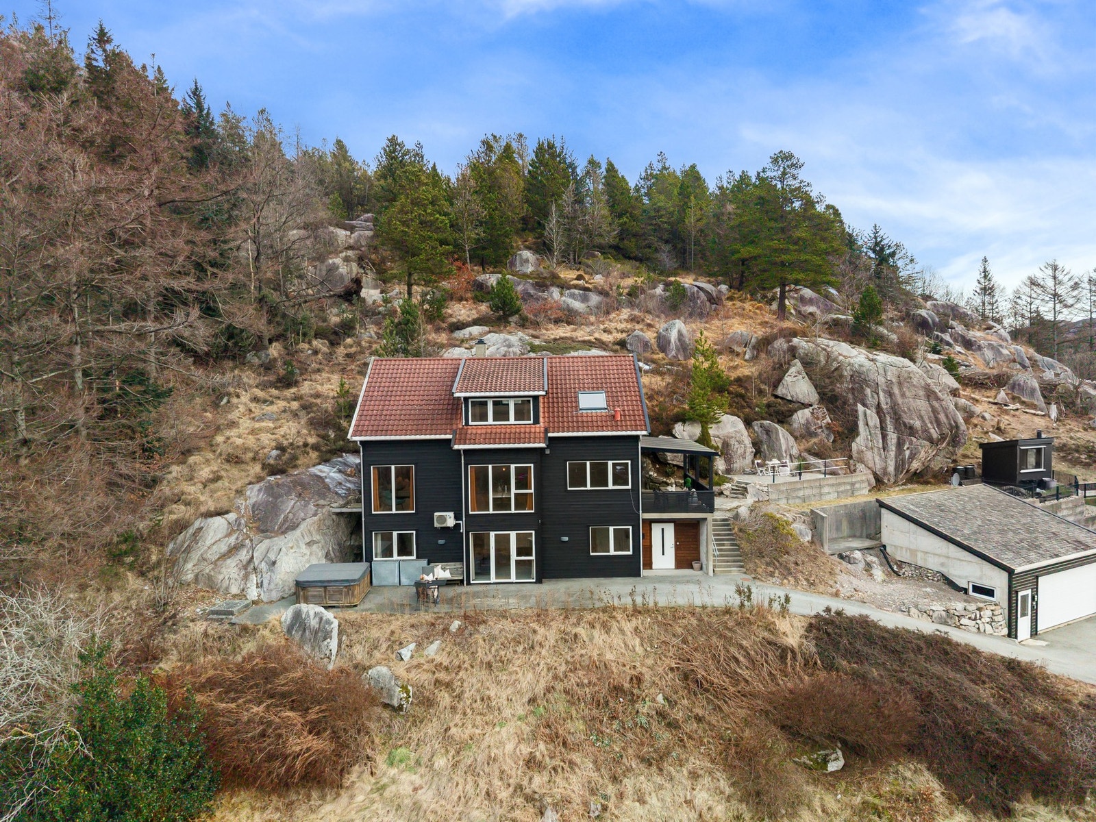 Eiendommen ligger i et naturskjønt og landlig område på Ogna. Galleribilde