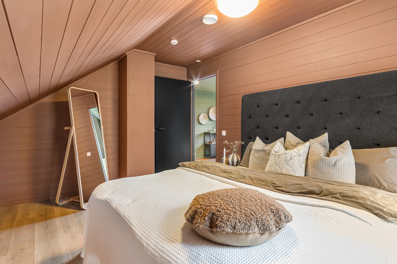 Hovedsoverommet gir plass til dobbeltseng og tilhørende møblement. Galleribilde