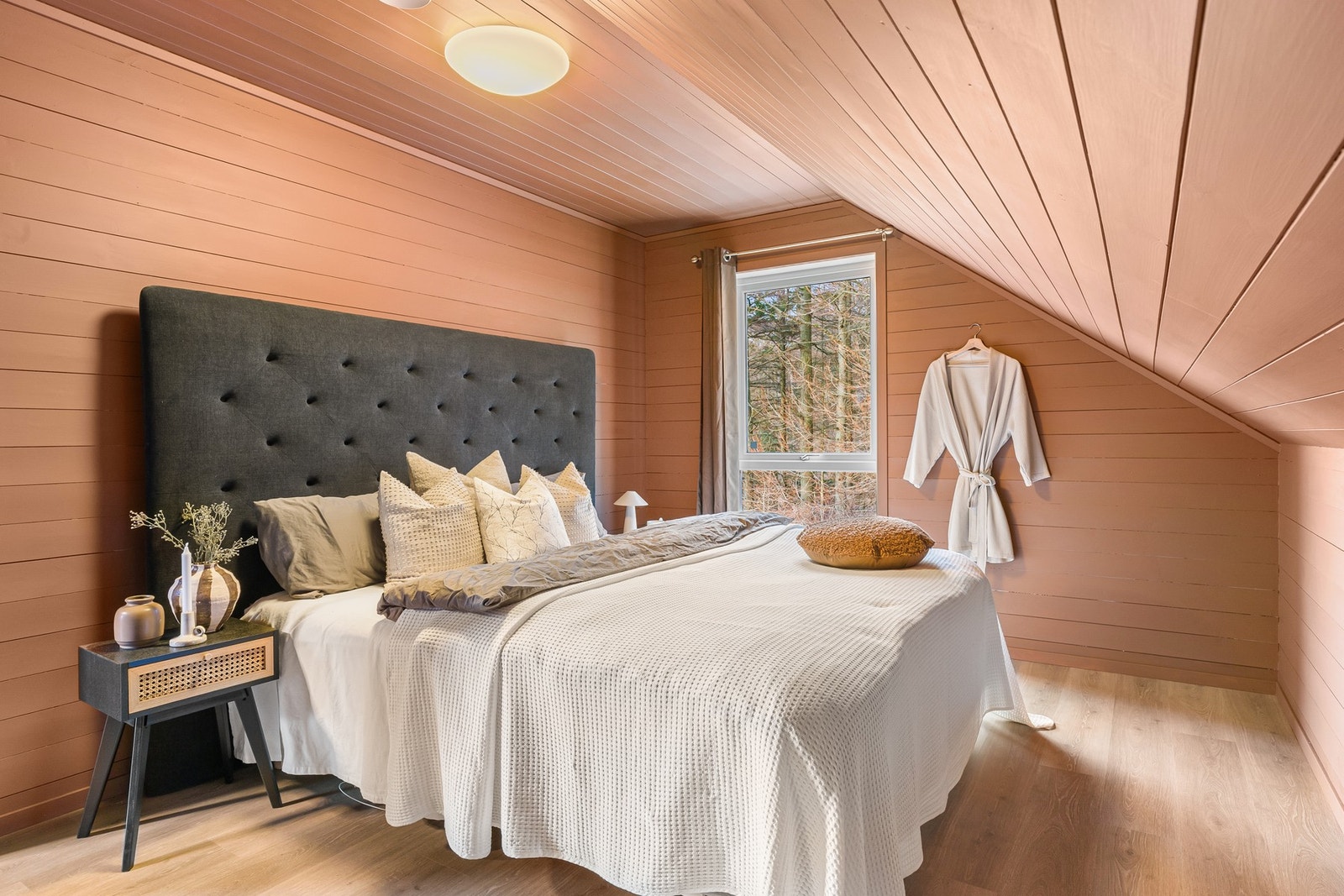 Boligen har totalt fem soverom. Tre av soverommene ligger i boligens loftsetasje, mens to av soverommene er plassert i underetasjen. Galleribilde