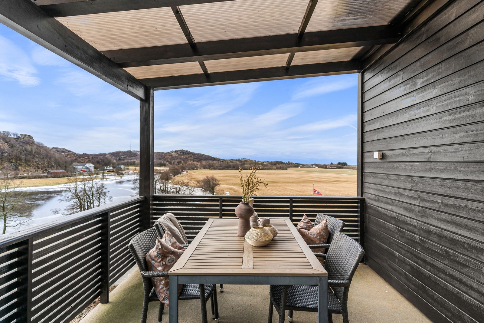 Frister det å nyte måltidene ute i frisk luft, er det kort vei fra kjøkkenet til uteområdet. Galleribilde