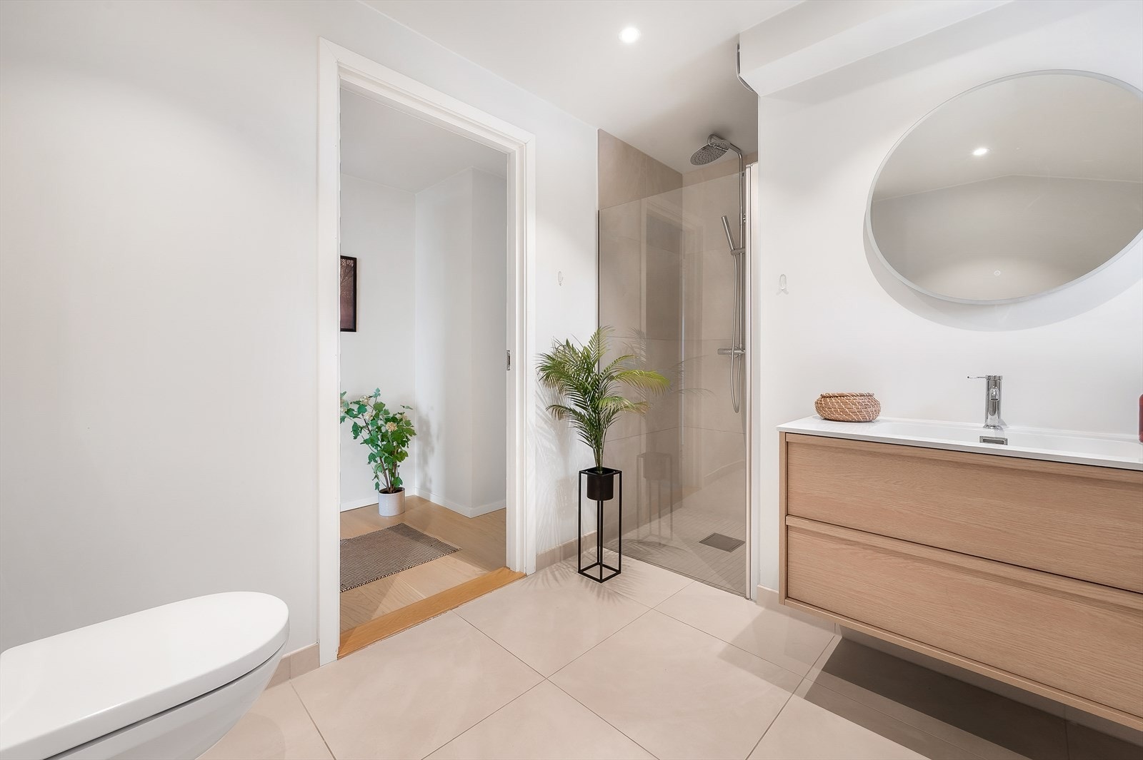 Lekkert flislagt baderom med elektriske varmekabler i gulv Galleribilde