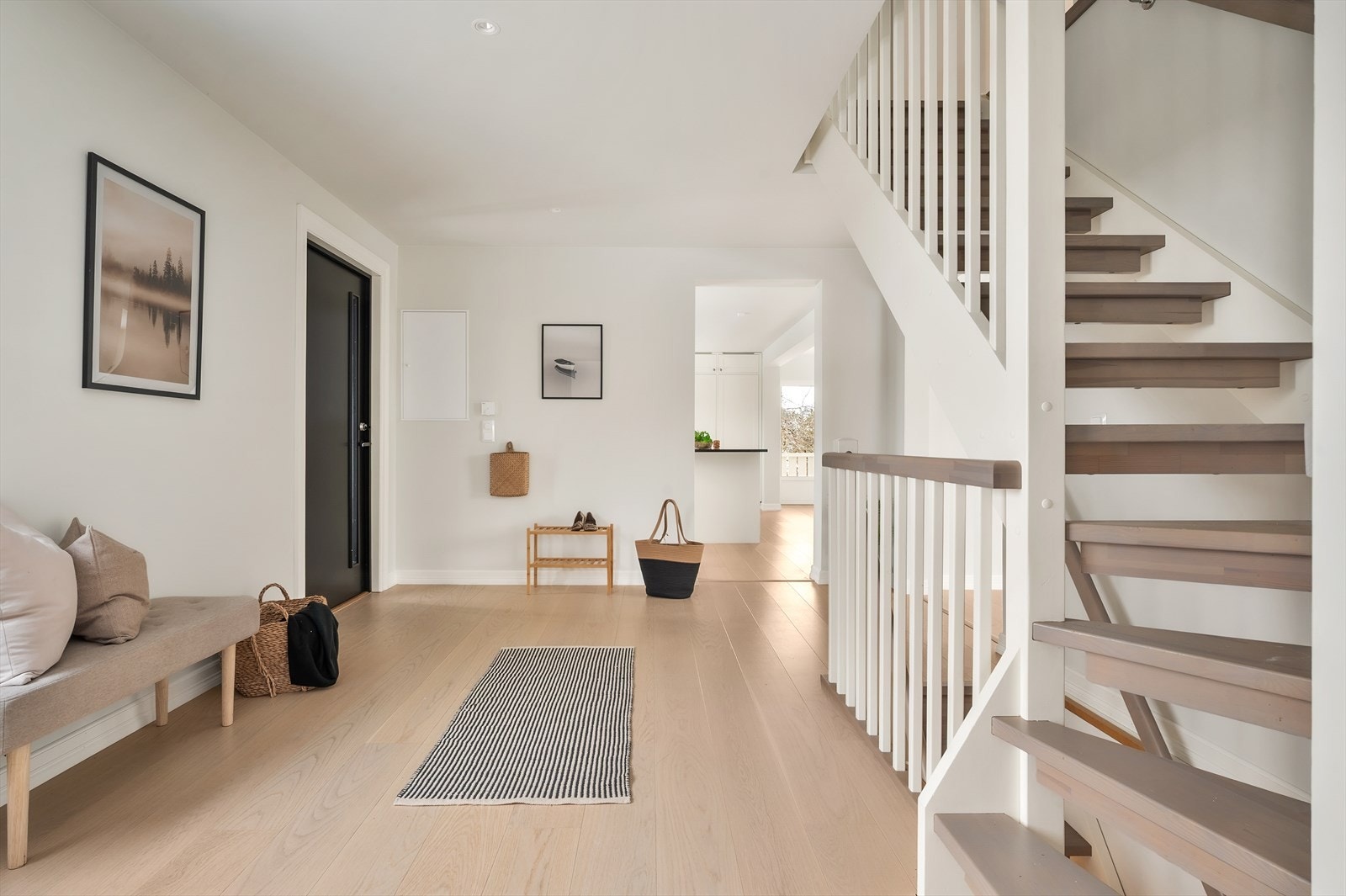 Fra entréen er det adkomst til boligens øvrige rom og kjeller Galleribilde