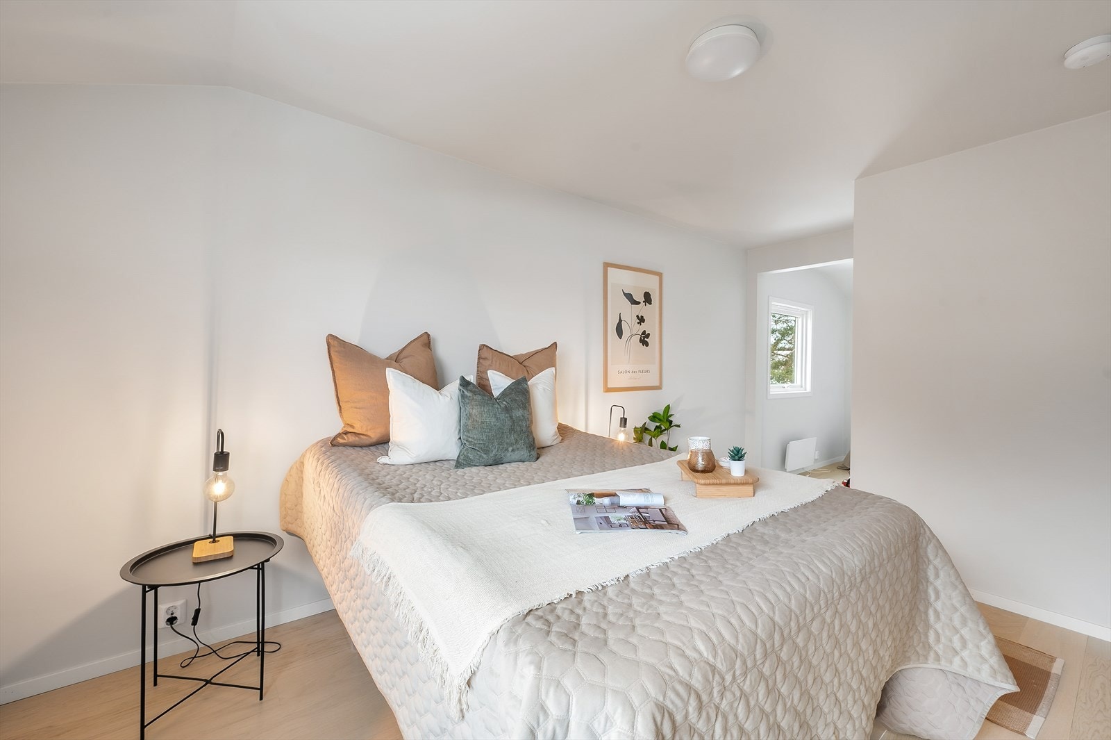 Hovedsoverommet er luftig og har god plass til dobbeltseng med tilhørende nattbord Galleribilde