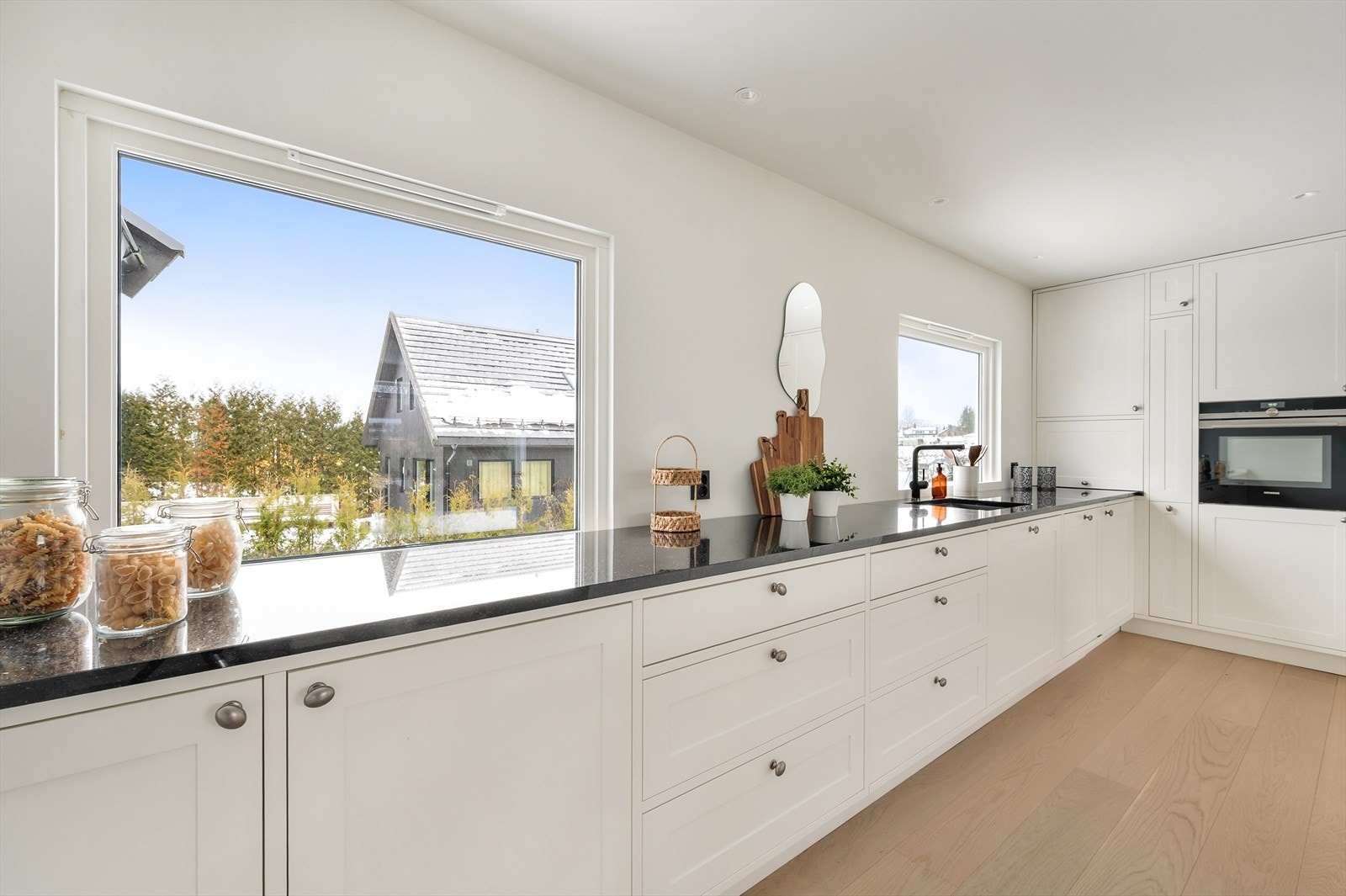 Kjøkkenet har integrerte hvitevarene fra Siemens som inkluderer stekeovn og mikrobølgeovn plassert i høyskap, samt oppvaskmaskin, kjøleskap og fryser Galleribilde