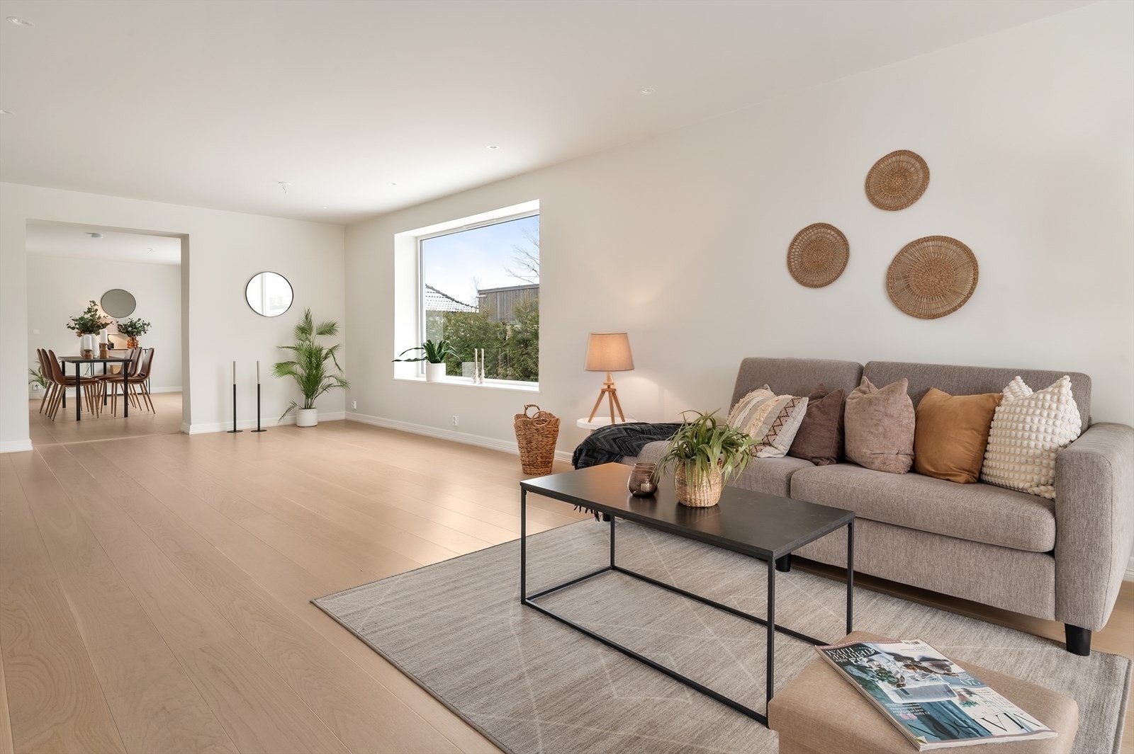 Det er gode møbleringsmuligheter for sofagruppe, samt medie- og oppbevaringsmøblement Galleribilde