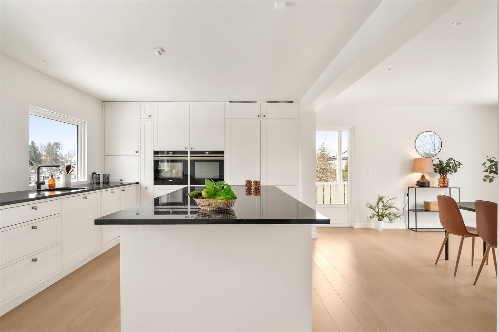 Det lekre og stilrene kjøkkenet fra K-design har en lys og moderne innredning med profilerte fronter Galleribilde