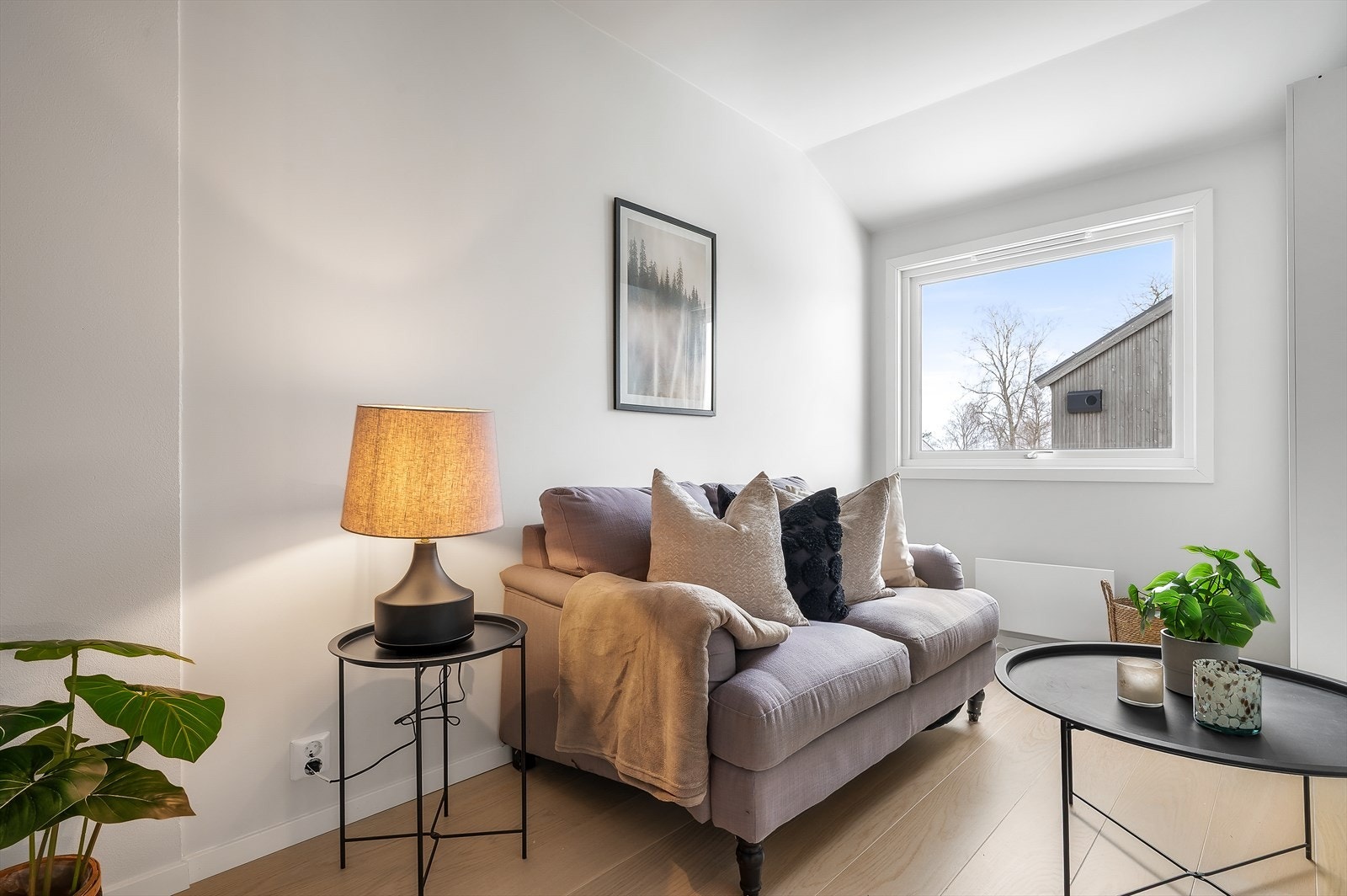 Loftstue med parkettgulv og store vindusflater Galleribilde