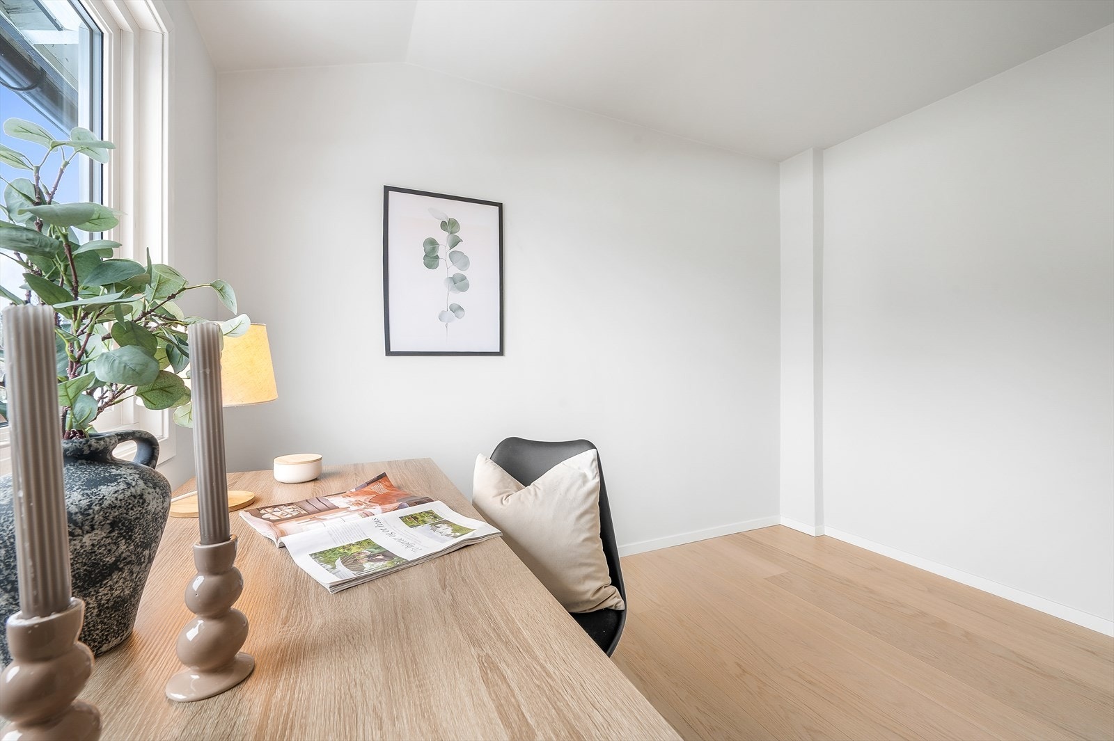 Praktisk rom med plass for hjemmekontor Galleribilde