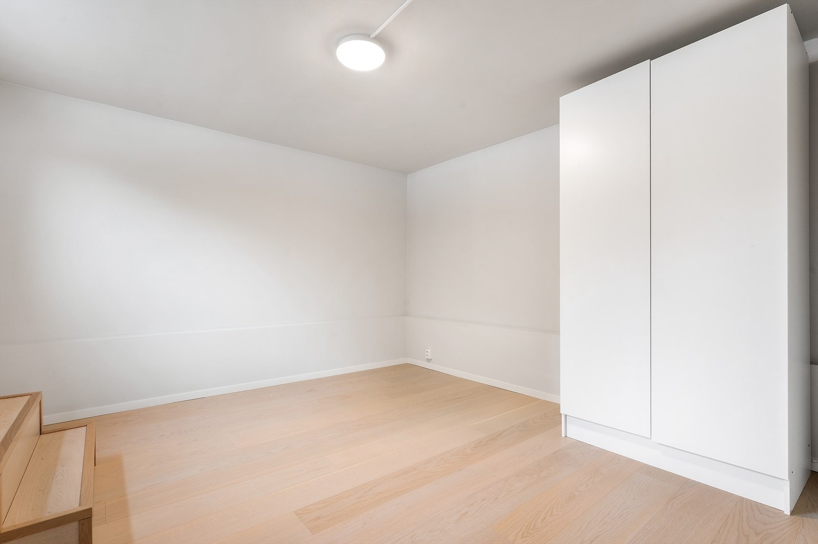 Soverommet har plass til en dobbeltseng med tilhørende nattbord Galleribilde