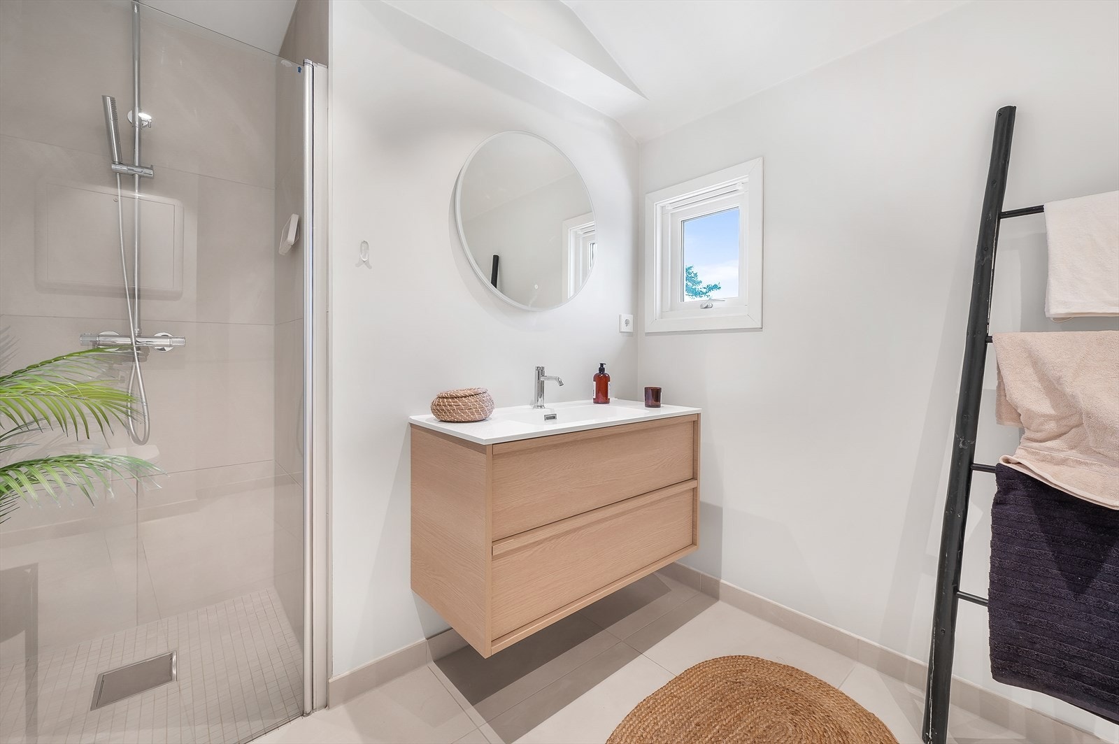 Det er oppbevaringsmuligheter i skuffer og flislagt dusjsone Galleribilde