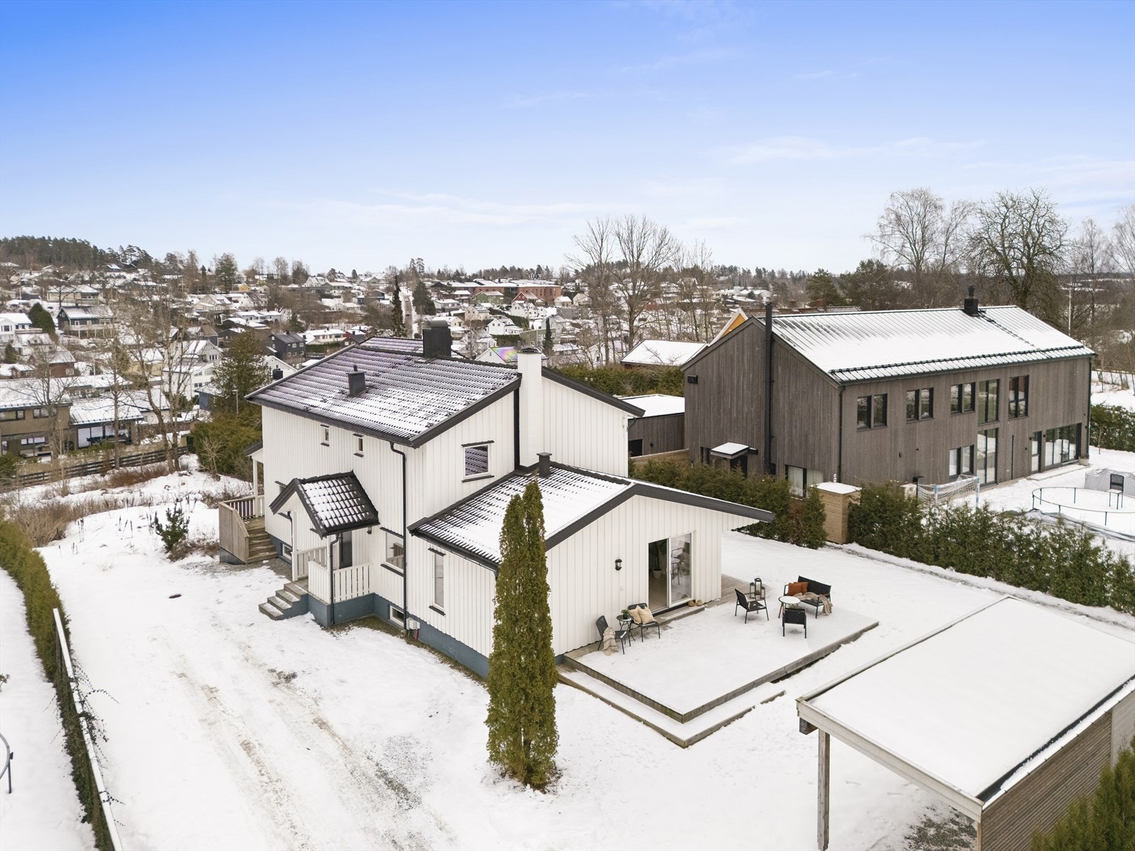 Det er egen carport for parkering av bil Galleribilde
