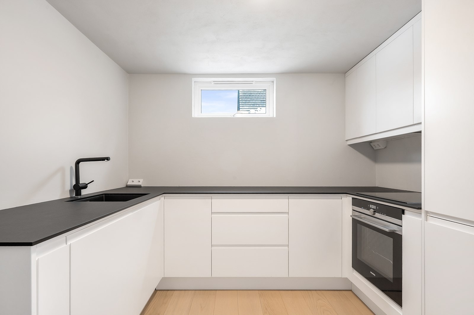 Det er gode oppbevaringsmuligheter i skuffer og skap Galleribilde