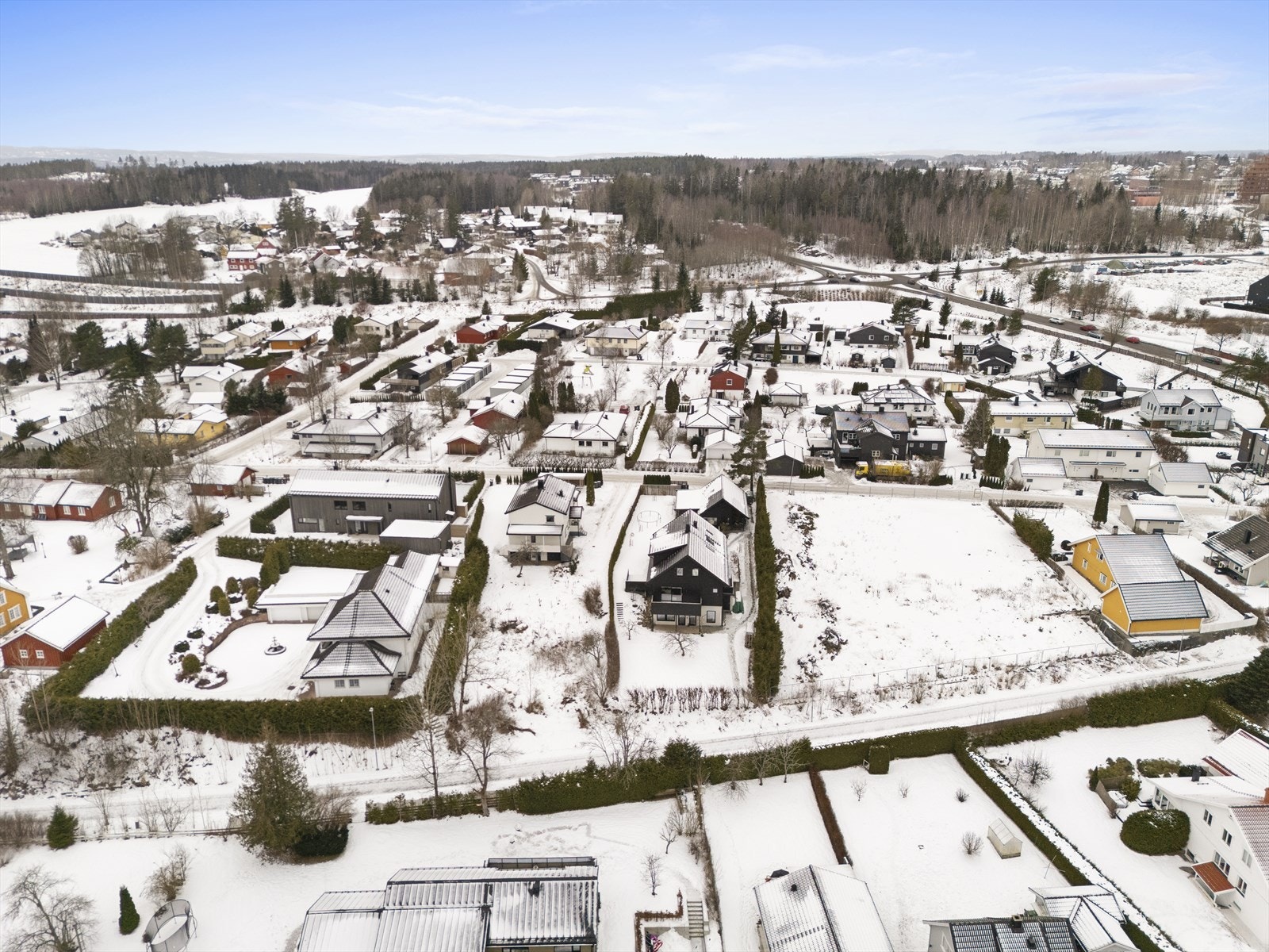 Gamle Ås vei 14 ligger i et etablert og hyggelig boligområde utenfor sentrumskjernen av Ski, bestående av hovedsakelig småhusbebyggelse Galleribilde