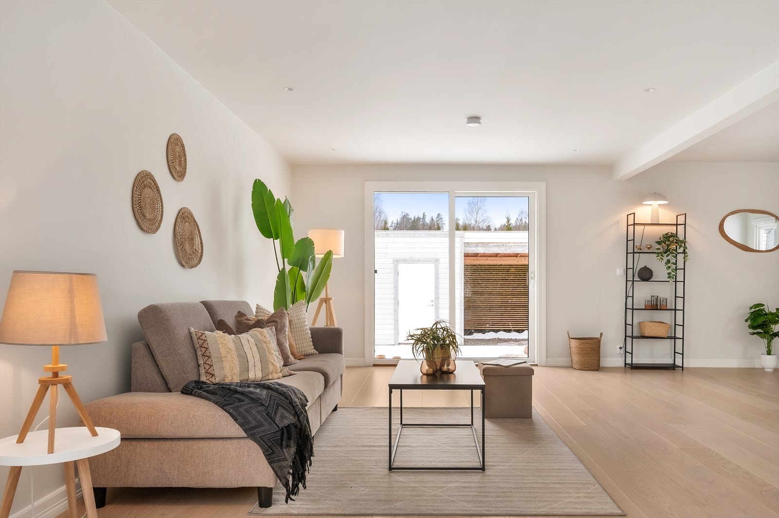 Rommet har malte flater og himling. Det er parkett på gulv Galleribilde