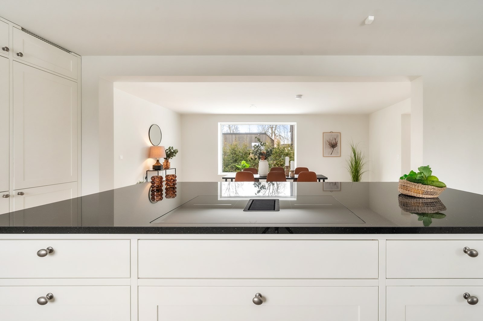 Rommet er romslig har en naturlig forlengelse til spisestuen Galleribilde