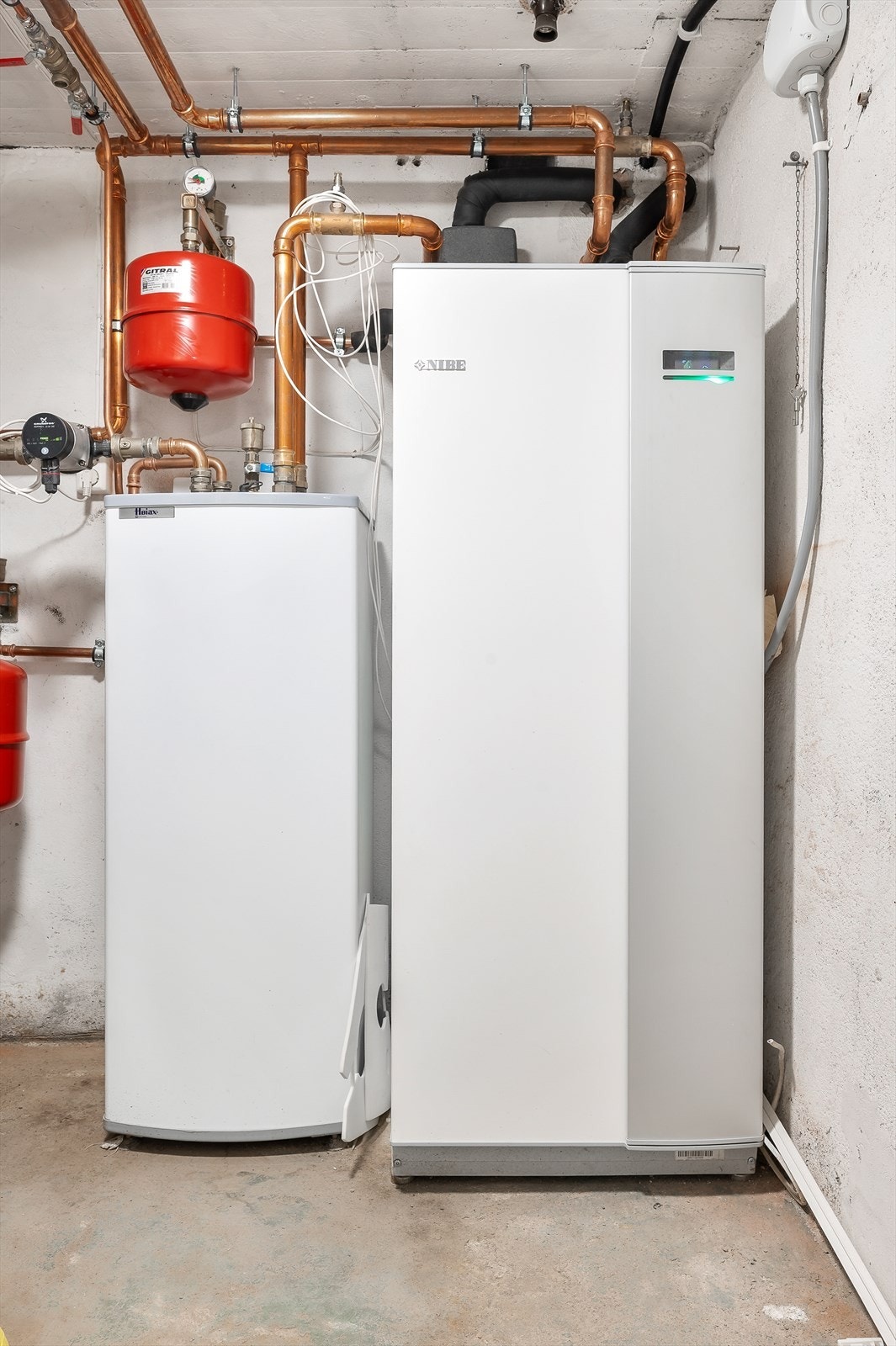 Boligen har et eget teknisk from med bergvarmepumpe fra NIBE som ble installert i 2021 Galleribilde