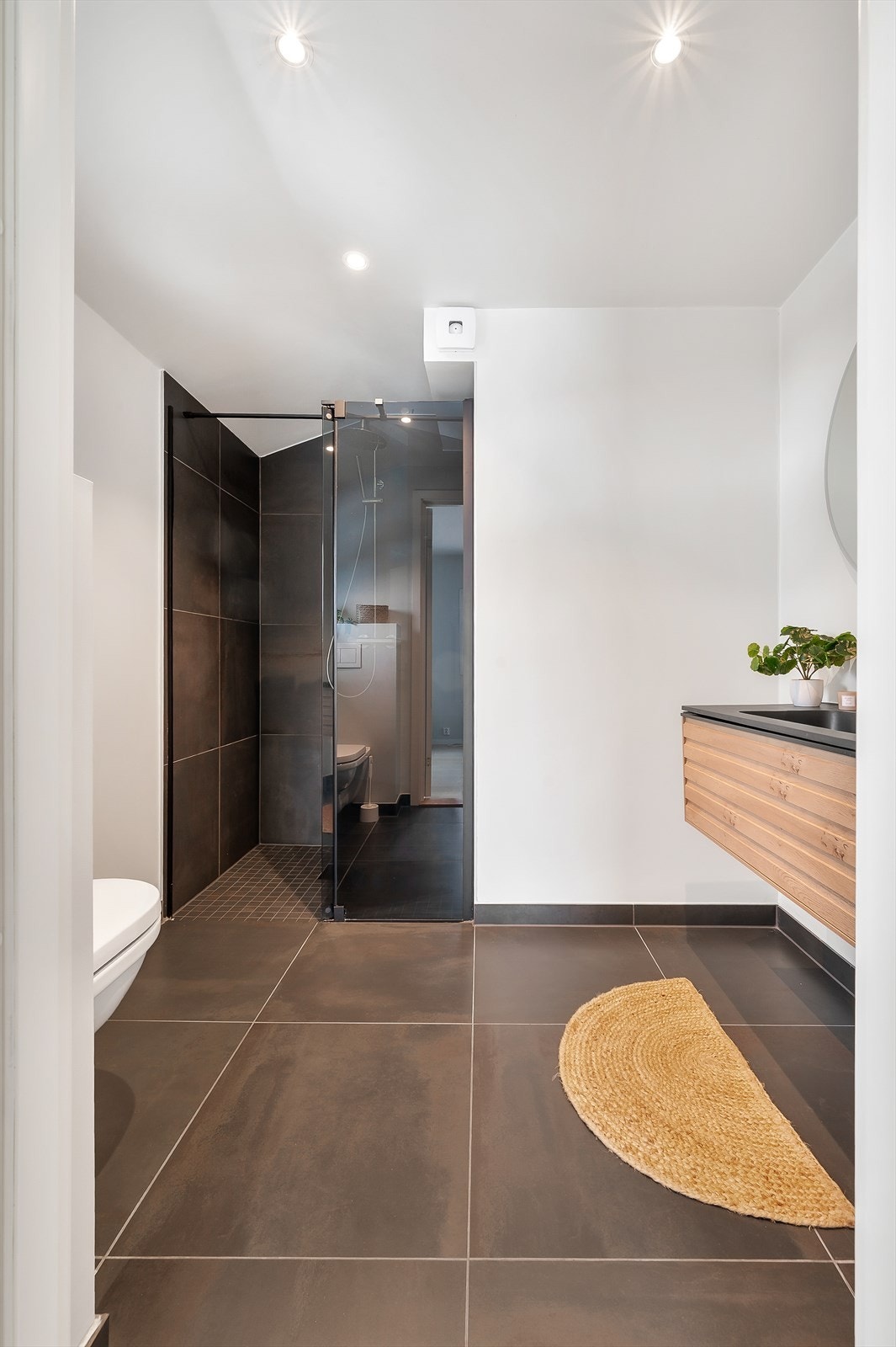 Badet har malte flater på vegger og downlights i himling Galleribilde