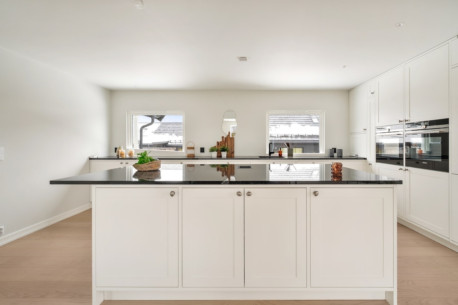 Benkeplaten er i granitt som er praktisk og slitesterkt Galleribilde