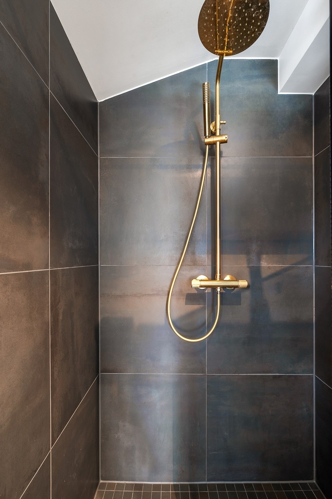 Lekker flislagt dusjnisje med armatur i messing Galleribilde