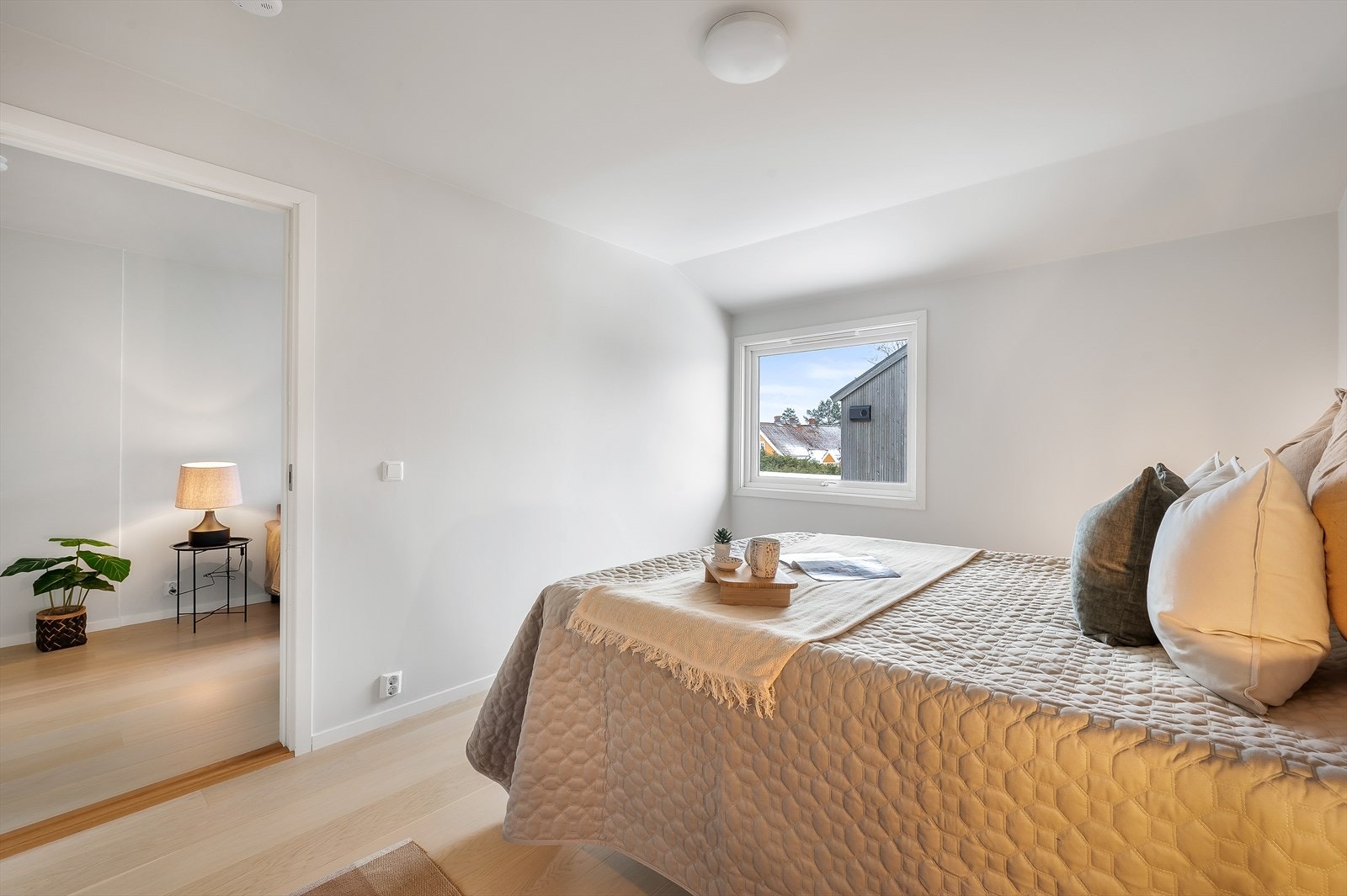 Soverommet har utsyn mot nabolaget Galleribilde